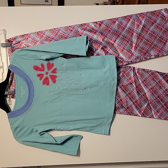 Never worn pajamas - Picture 2 of 4